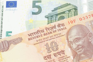 Turuncu, Hindistan 'dan 10 rupi, Fransa' dan mavi ve yeşil 5 euro ile kapatıyoruz.