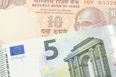 Turuncu, Hindistan 'dan 10 rupi, Fransa' dan mavi ve yeşil 5 euro ile kapatıyoruz.