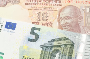 Turuncu, Hindistan 'dan 10 rupi, Fransa' dan mavi ve yeşil 5 euro ile kapatıyoruz.