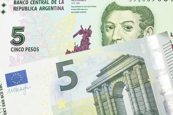 Pięciopunktowy Banknot Argentyny Zamknięty Makro Czerwonym Pięcioma Euro Europejskim Banknotem — Zdjęcie stockowe