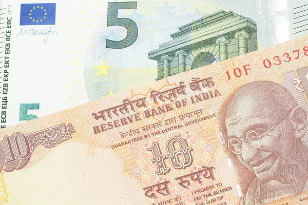 Turuncu, Hindistan 'dan 10 rupi, Fransa' dan mavi ve yeşil 5 euro ile kapatıyoruz.