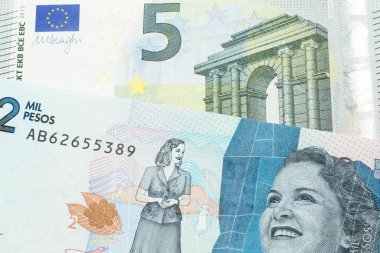 Mavi ve yeşil, Avrupa 'nın beş avroluk banknotu ve makroyla Kolombiya' dan mavi iki bin peso.