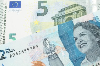Mavi ve yeşil, Avrupa 'nın beş avroluk banknotu ve makroyla Kolombiya' dan mavi iki bin peso.