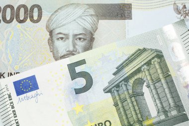 Gri iki bin Endonezya rupia banknotu ve beş euro. 