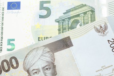 Gri iki bin Endonezya rupia banknotu ve beş euro. 