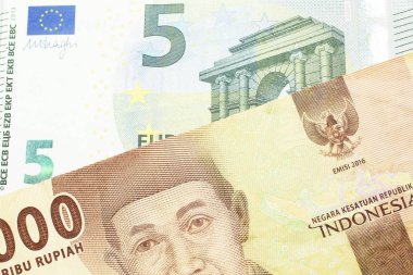 Turuncu bir 5 bin Endonezya rupia banknotu ve 5 avro. 
