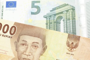 Turuncu bir 5 bin Endonezya rupia banknotu ve 5 avro. 