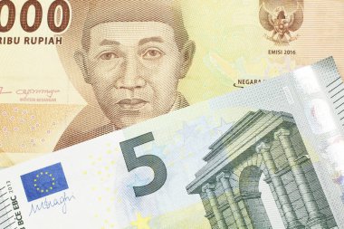 Turuncu bir 5 bin Endonezya rupia banknotu ve 5 avro. 