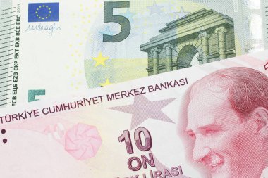 Kırmızı on Türk lirası makroda kapanıyor. Üzerinde de kırmızı, Avrupa 'dan beş avro var. 