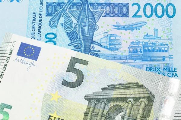 Nahaufnahme Einer Blauen Westafrikanischen Franc Banknote Mit Einem Fünf Euro — Stockfoto