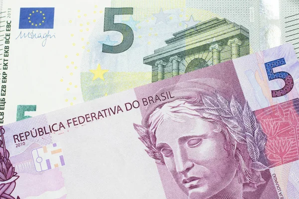 Uma Nota Bancária Cinco Euros Com Uma Nota Cinco Reais — Fotografia de Stock