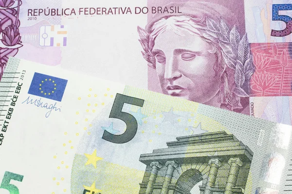 Billete Cinco Euros Con Billete Cinco Reales Brasileños Rosa Púrpura —  Fotos de Stock