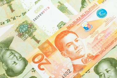 Filipinler 'den gelen portakal rengi bir banknot. İçinde Çin malı bir yuan banknot var. Makroda kapanıyor.