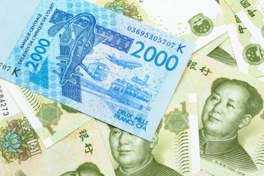 Amerika Birleşik Devletleri bir dolar banknotlar bir arka plan üzerinde makro bir mavi, iki bin, Batı Afrika frangı banka notu yakın bir görüntü