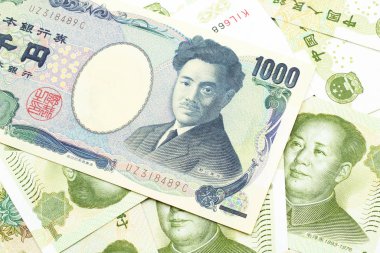 1000 yen 'lik Japon banknotu Çin' e yakın, 1 yuan 'lık banknotlar halinde.