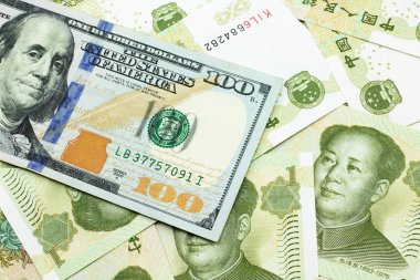 Yeni, mavi bir Amerikan dolarının makro görüntüsü. Amerika Birleşik Devletleri 'nin Çin 1 yuan banknotlarının arka planına yakın.