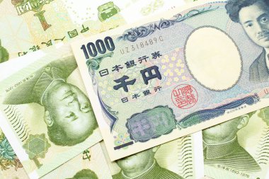 1000 yen 'lik Japon banknotu Çin' e yakın, 1 yuan 'lık banknotlar halinde.