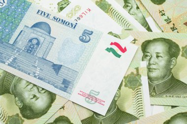 Tacikistan, Makro 'daki 5 somoni banknotunun yakın plan görüntüsü Çin 1 yuan banknotları ile birlikte.