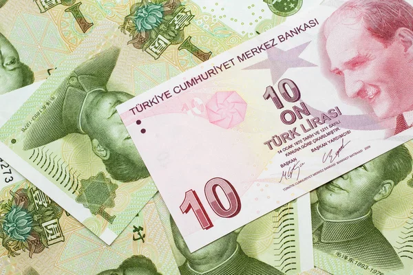 Närbild Röd Tio Turkiska Lira Sedel Bakgrund Kinesiska Yuan Sedlar — Stockfoto