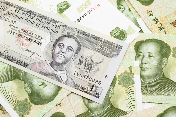 Zbliżenie Wizerunek Jednego Etiopskiego Birr Banknot Tle Chińskiego Jednego Juana — Zdjęcie stockowe