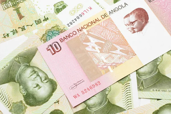 Billete Rojo Blanco Diez Angoleños Kwanza Sobre Fondo Billetes Chinos — Foto de Stock