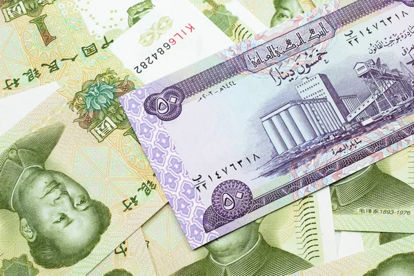 Fioletowy Iracki Pięćdziesiąt Dinar Banknot Zamknąć Makro Asortymentem Chińskich Jeden — Zdjęcie stockowe