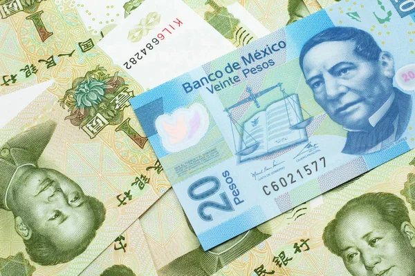 Egy Közeli Kép Egy Húsz Mexikói Peso Bankjegyről Kínai Egyjüan — Stock Fotó