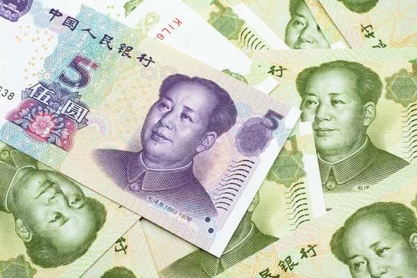 一张紫色 五元人民币钞票的特写图片 背景是绿色的一元钞票 在宏观上开枪 — 图库照片