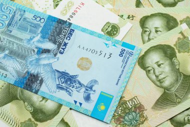 Kazakistan 'dan 500' lük mavi bir banknot. Üzerinde Çin malı 1 yuan banknotlar var.