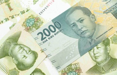 Gri, iki bin Endonezya rupia banknotu ve içinde Çin malı 1 yuan banknotlar var.