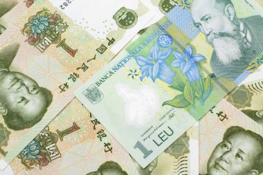 Çinlinin arka planında yeşil bir Romen banknotunun yakın plan görüntüsü