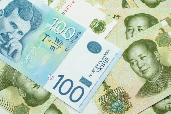 Zbliżenie Niebiesko Białego Sto Serbskich Banknotów Dinarowych Tle Chińskich Banknotów — Zdjęcie stockowe