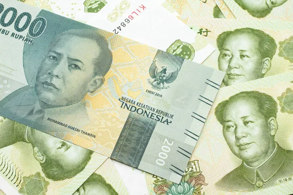 Eine Graue Zweitausend Indonesische Rupiah Banknote Mit Chinesischen Ein Yuan — Stockfoto
