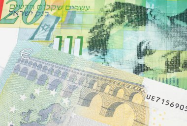 İsrail 'den 20 şekel banknot, makroyla kapanıyor. Üzerinde mavi ve yeşil, Avrupa' nın beş avroluk banknotu var.