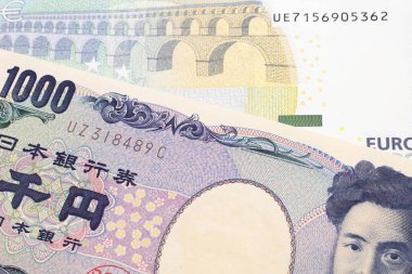 Beş avroluk Avrupa banknotuyla birlikte makroda bin Japon yeni banknot.