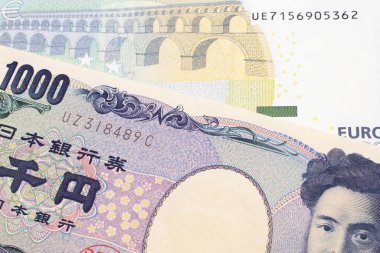 Beş avroluk Avrupa banknotuyla birlikte makroda bin Japon yeni banknot.