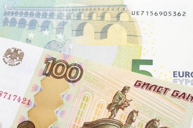 100 Rus rublesinin yakın plan görüntüsü. 5 Euro 'luk banknotla yakın plan.