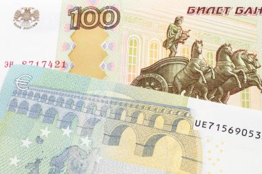 100 Rus rublesinin yakın plan görüntüsü. 5 Euro 'luk banknotla yakın plan.