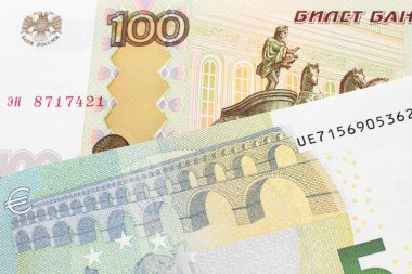 100 Rus rublesinin yakın plan görüntüsü. 5 Euro 'luk banknotla yakın plan.