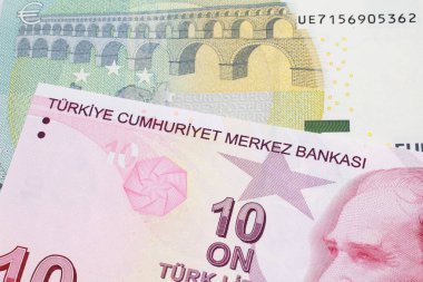 Kırmızı on Türk lirası makroda kapanıyor. Üzerinde de kırmızı, Avrupa 'dan beş avro var. 