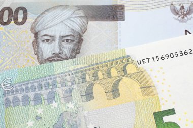 Gri iki bin Endonezya rupia banknotu ve beş euro. 