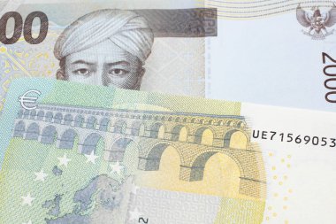 Gri iki bin Endonezya rupia banknotu ve beş euro. 