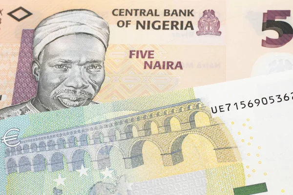 Billete Naranja Cinco Nairas Nigeria Con Billete Alemán Cinco Euros — Foto de Stock