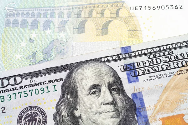 一张由欧盟和欧洲中央银行发行的蓝色和绿色五张欧元钞票构成的100美元钞票宏观收尾的特写图片 — 图库照片