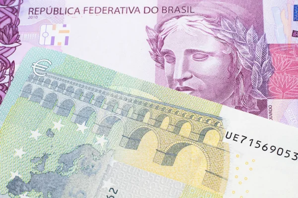 Банкнота Пять Евро Розовым Фиолетовым Пятью Бразильскими Реалами Выстрел Макро — стоковое фото