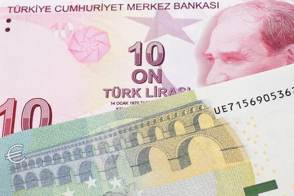 Kırmızı on Türk lirası makroda kapanıyor. Üzerinde de kırmızı, Avrupa 'dan beş avro var. 