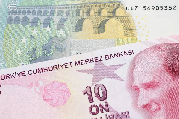 ヨーロッパの5ユーロ紙幣とマクロで閉じ赤い10トルコのリラの法案 — ストック写真