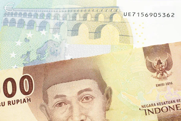 Оранжевая Банкнота Пять Тысяч Индонезийских Рупий Банкнотой Пять Евро — стоковое фото