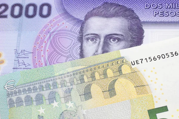 Şili 'den mor iki bin peso banknot ve makroda mavi ve yeşil beş euro banknot.