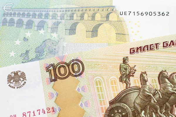 100ロシアルーブル銀行券のクローズアップ画像5ユーロ銀行券でクローズアップ ストック画像